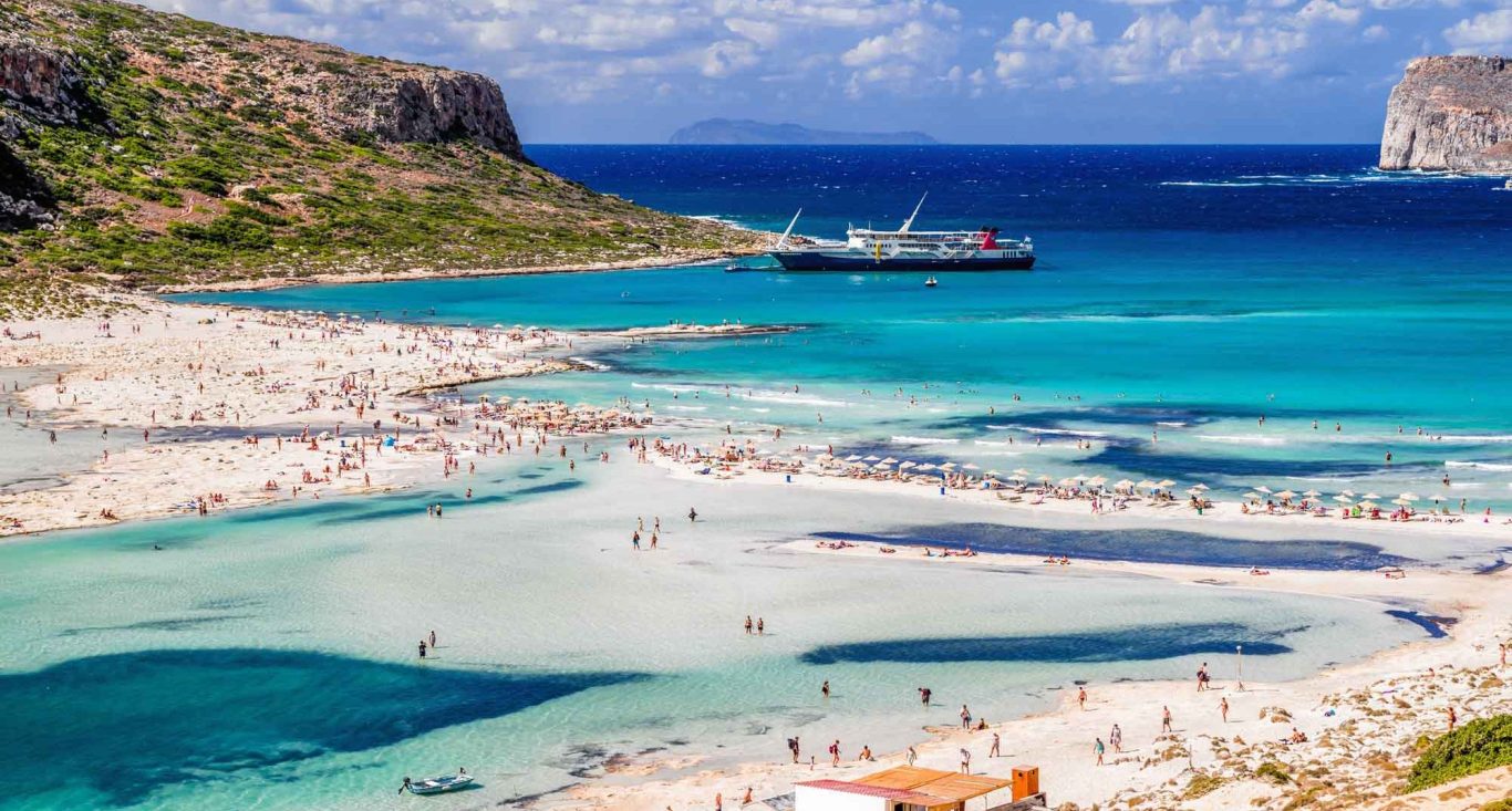 Blick in die Balos Bucht mit türkisblauem Meer und Felsen