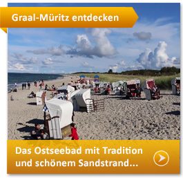 Menschen und Strandkörbe am Strand in Graal-Müritz