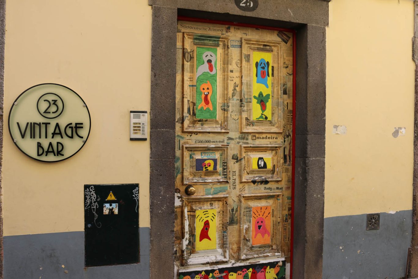 Madeira - kunstvolle Haustür in der Altstadt von Funchal Historische Haustür mit bunten Bildern in der Altstadt von Funchal