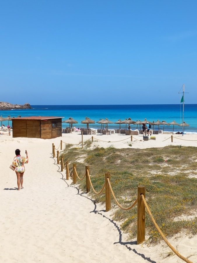 Weg zum Sandstrand mit Sonnenschirmen 