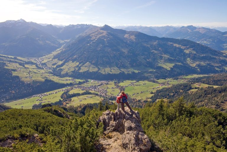 Wanderer sehen von der gratlspitze in das Alpbachtal auf Alpbach