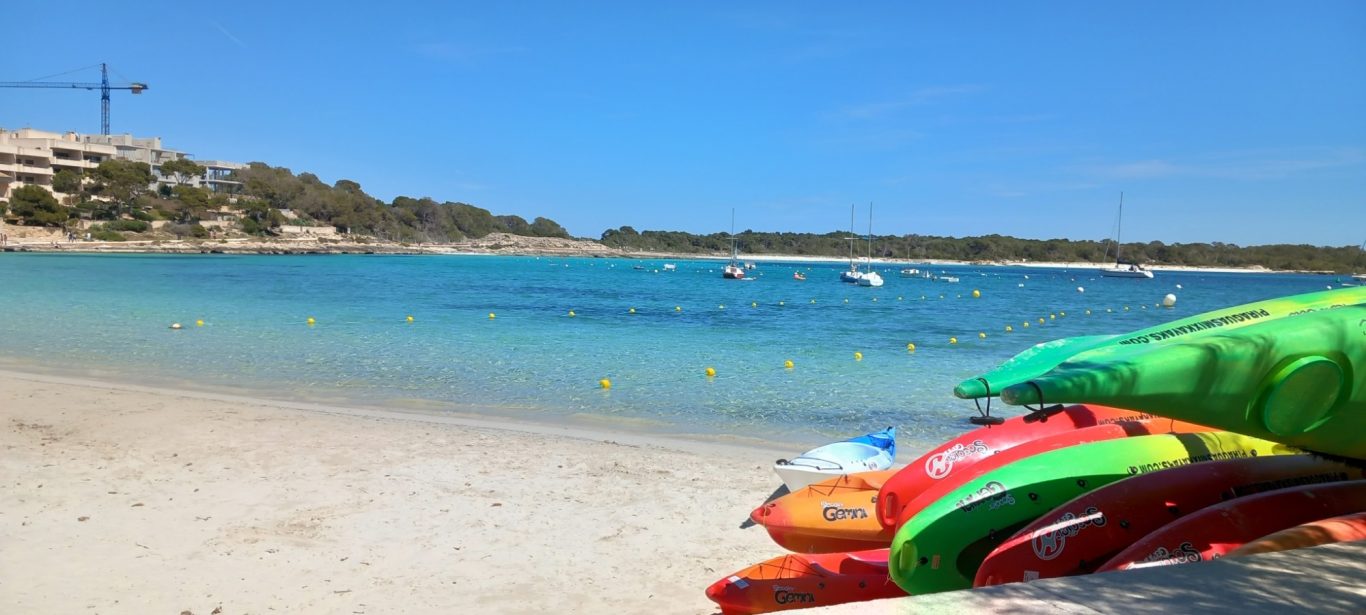 Platja des es Port in Colonia de Sant Jordi Bunte Boote am Strand