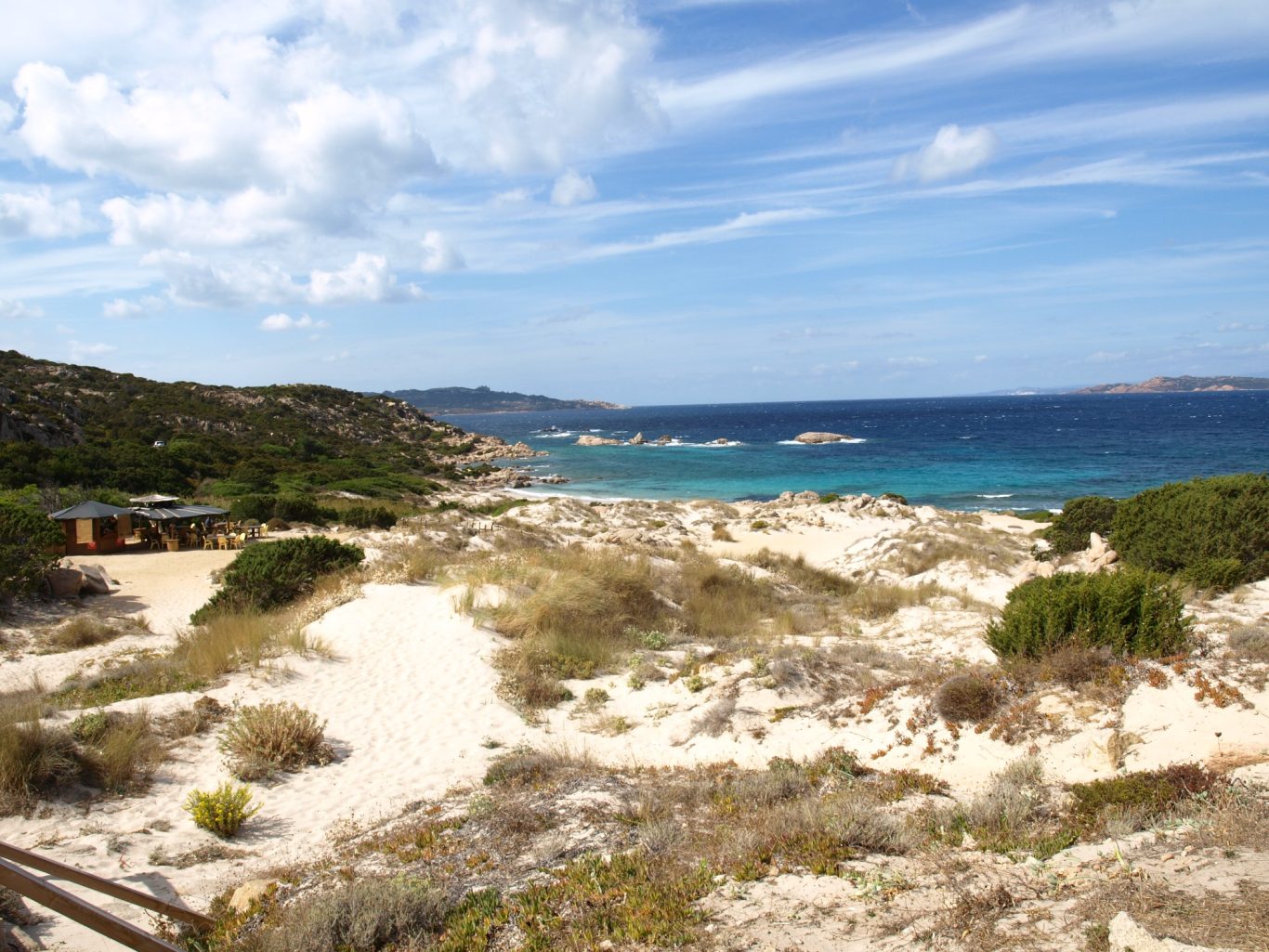 Sardinien - Küstenlandschaft an der Costa Smeralda Blick über die Dünen mit einer Hütte zum Mittelmeer
