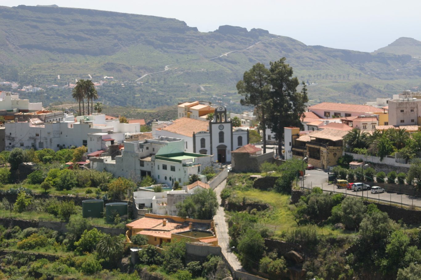 Gran Canaria - Bergort San Bartolomé de Tirajana Blick auf Dorf mit Kirche und weißen Häusern in San Barolome