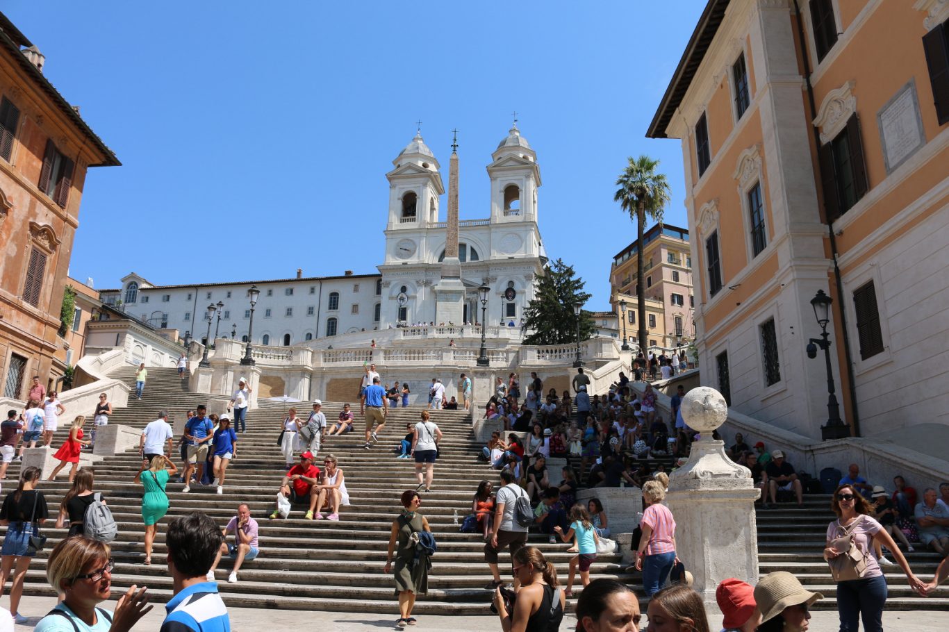 Spanische Treppe in der Altstadt von Rom Menschen auf der Spanuischen Treppe in Rom