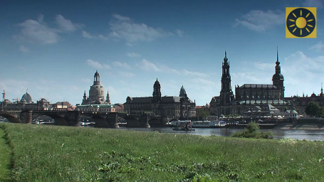 Blick über Fluss Elbe auf Altstadt von Dresden