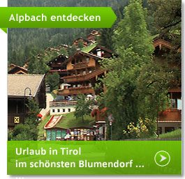 Häuser mit Holzbalkons in Alpbach