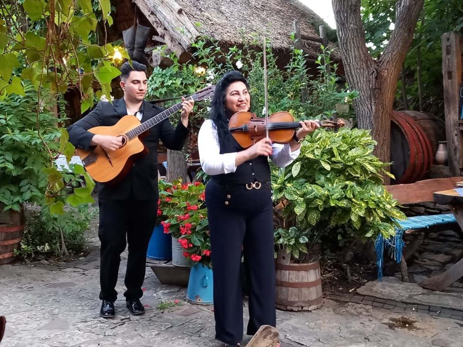 Zwei Musiker mit Geige und Gitarre