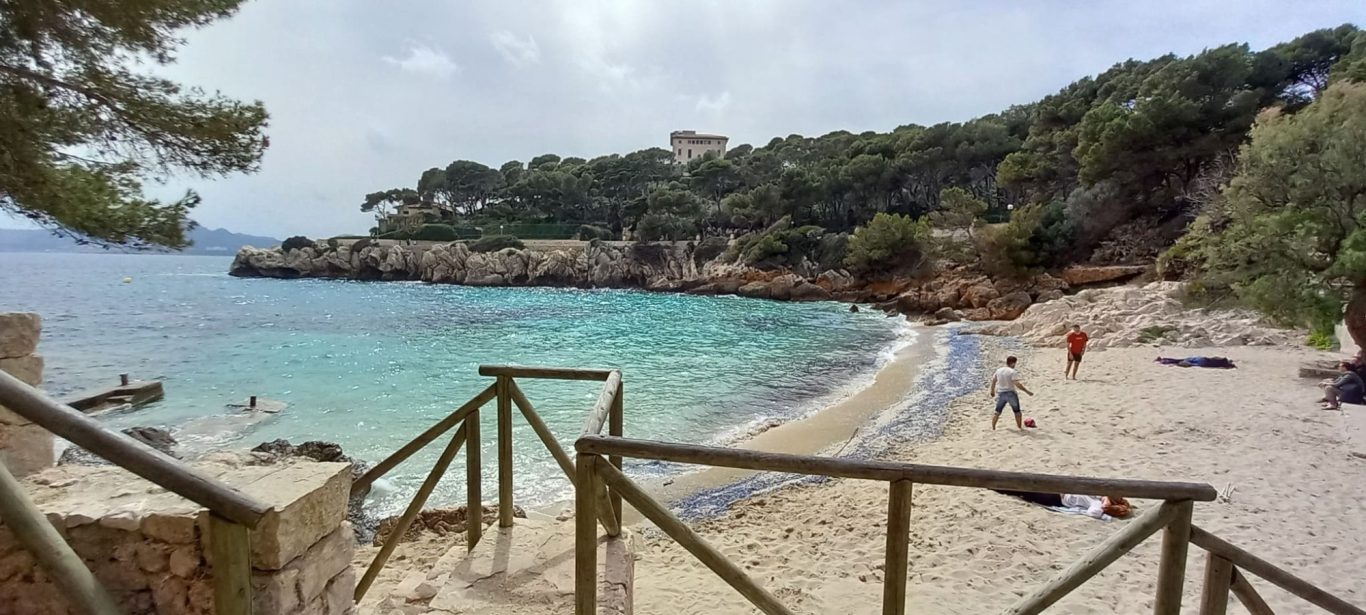 Felsenbucht Cala Gat in Cala Rajada Strand in der Bucht Cala Gat