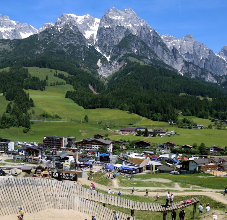 Gipfel mit Talstation und Bikerpark