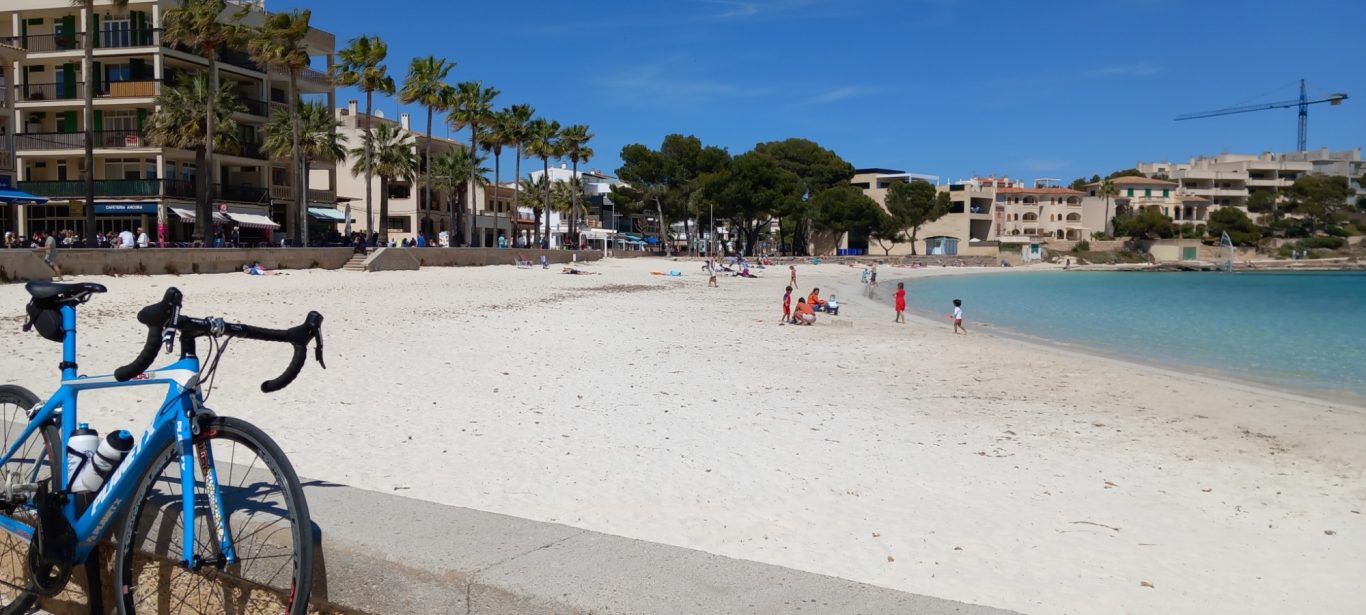 Strand am Hafen in Colonia de Sant Jordi Fahrrad am Strand am Hafen