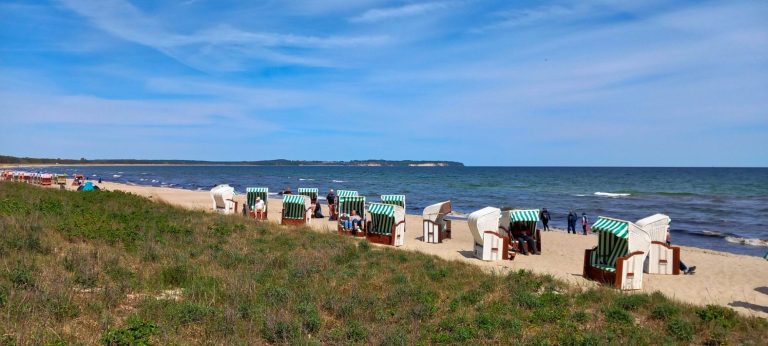 Bunte Strandkörbe am Strand auf Mönchgut