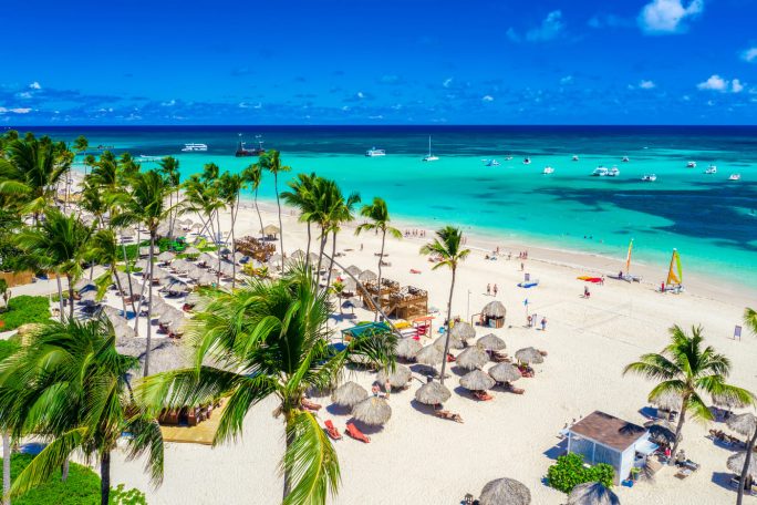 Palmen und türkisblaues Meer in Punta Cana