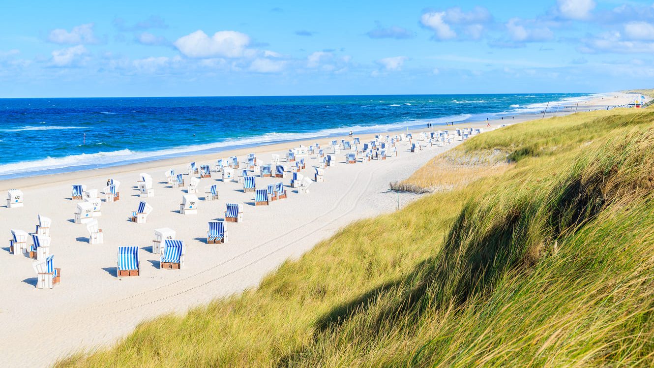 Sylt Strand in Kampen mit Strandkörben Strandkörbe am Strand auf Sylt mit Dünen