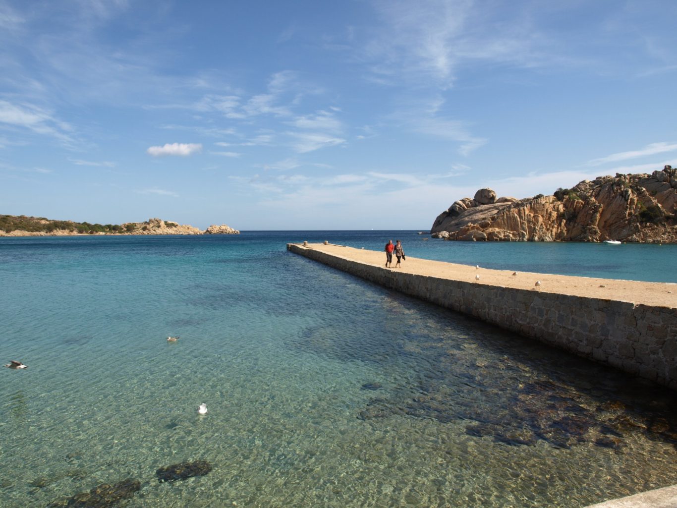 Sardinien - Badebucht an der Costa Smeralda Kristallklares Wasser in einer Badebucht mit Bootssteg