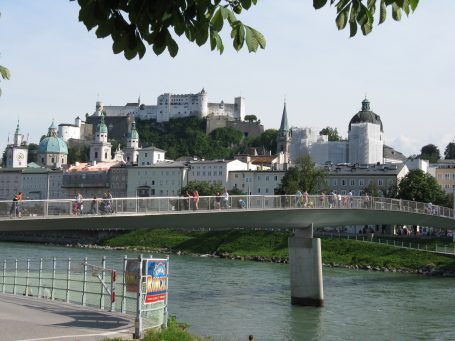 Brücke über den Fluss Salzach in Salzburg