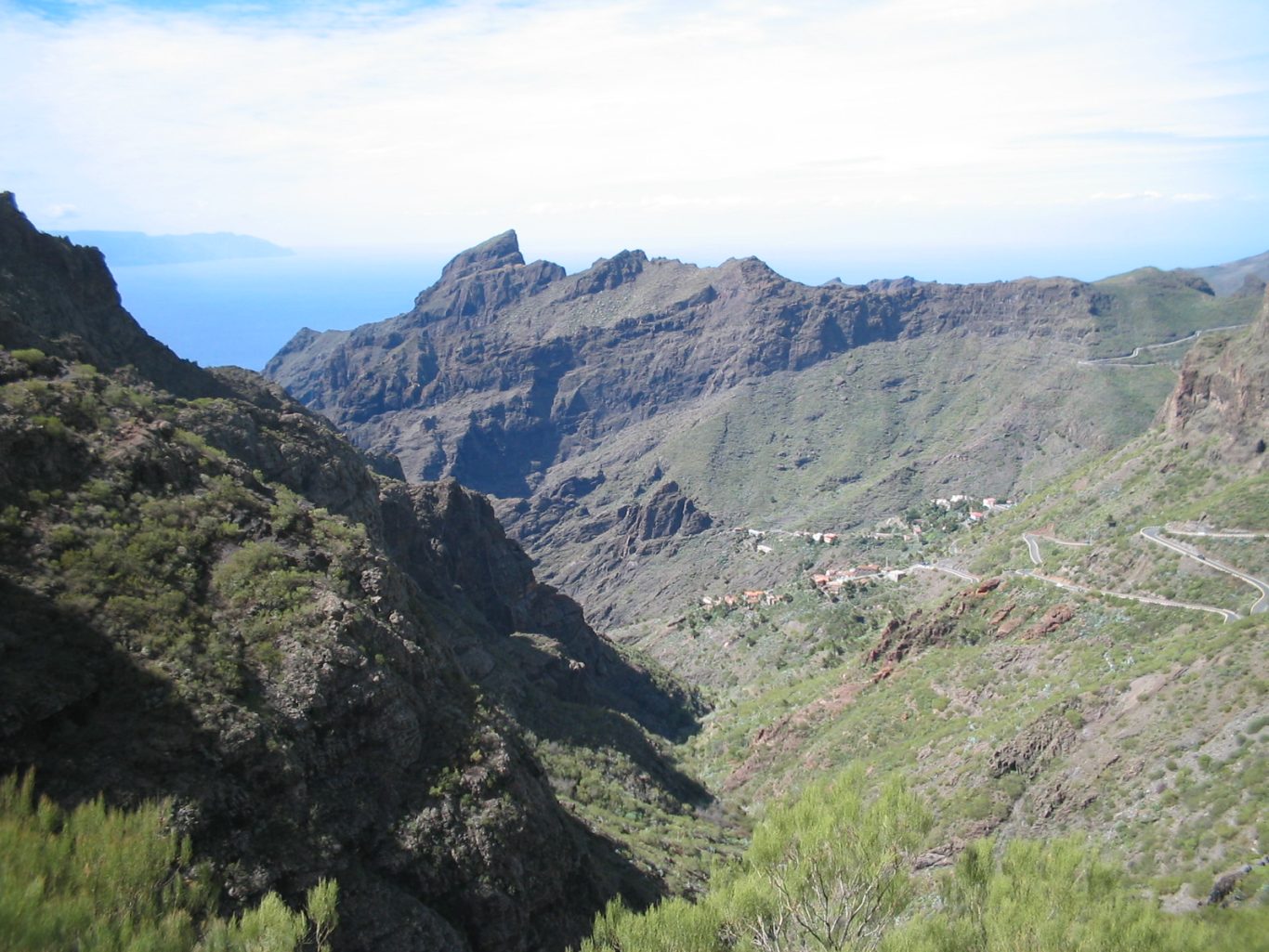 Teneriffa - tiefes Tal mit Bergstraße in Masca Blick von oben in die Schlucht mit Bergstraße