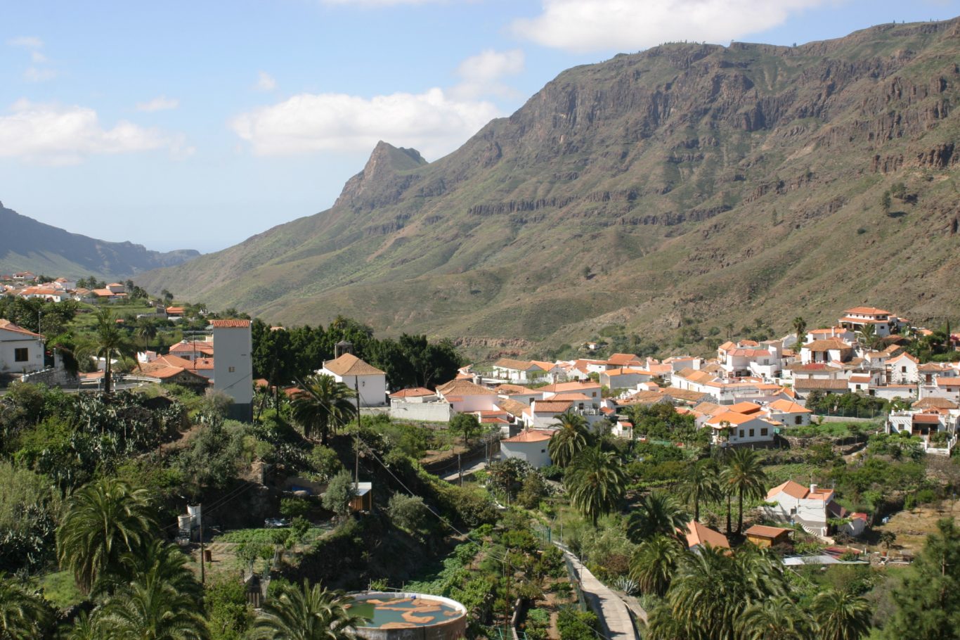 Gran Canaria - Bergort Fataga Blick auf die weißen Häuser vor Felsenwand in Fataga