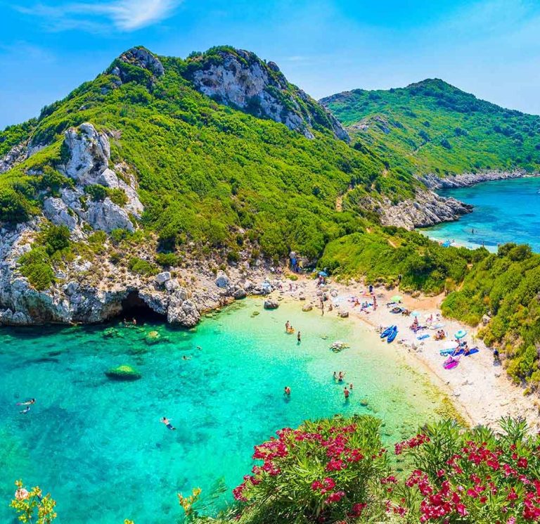 Strand mit türkisblauem Wasser auf Korfu