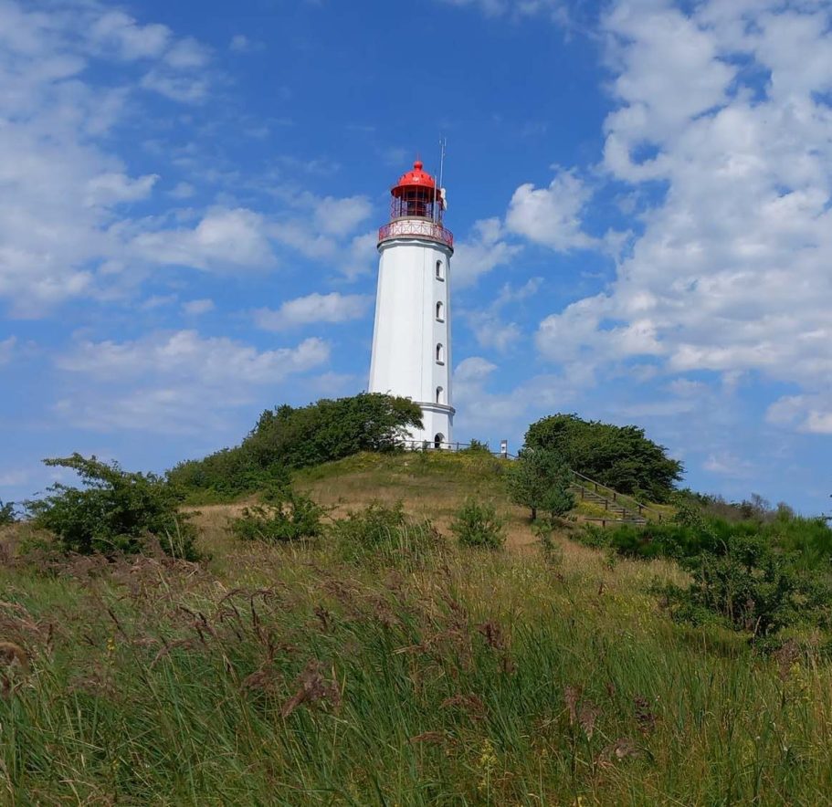 Weißer Leuchtturm auf der Insel Hiddensee