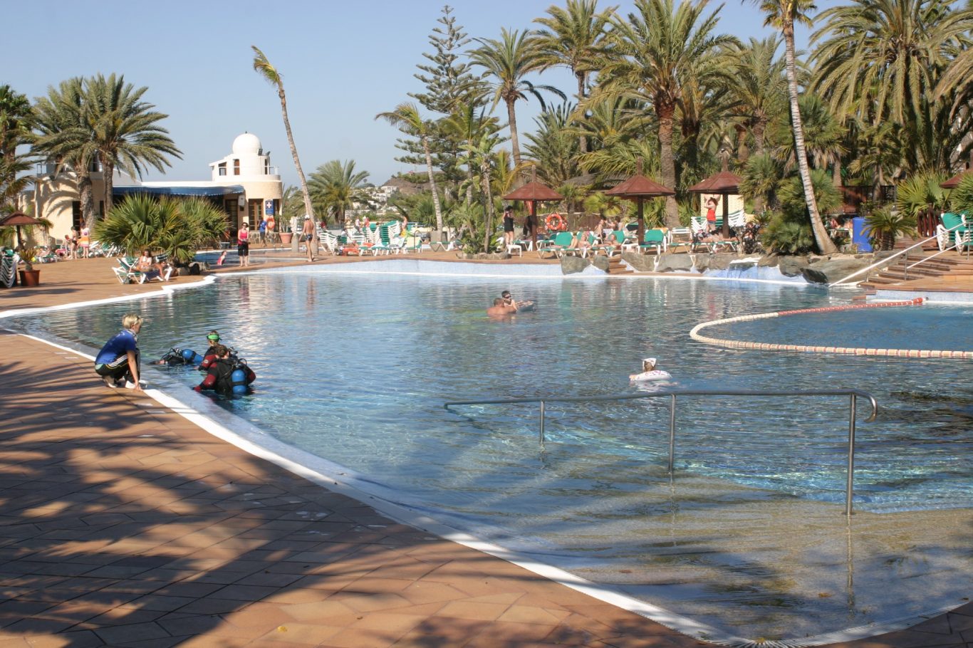 Gran Canaria - Poolananlage in San Agustin Poolbecken mit Palmen und Tauchern in San Agustin