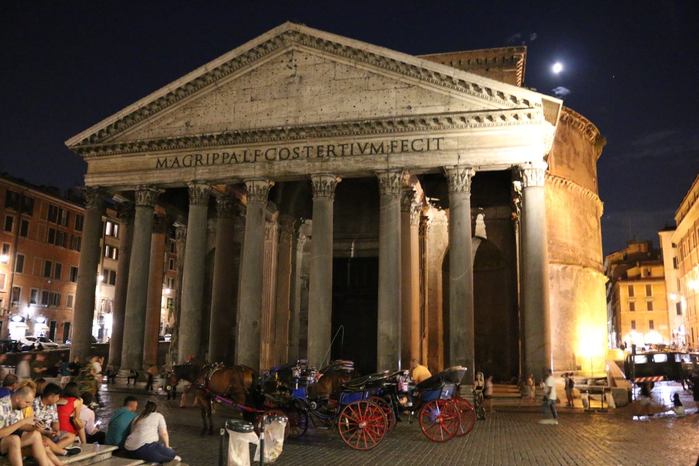 Eingang vom Pantheon in Rom am Abend Menschen vor dem Pantheon im Abendlicht