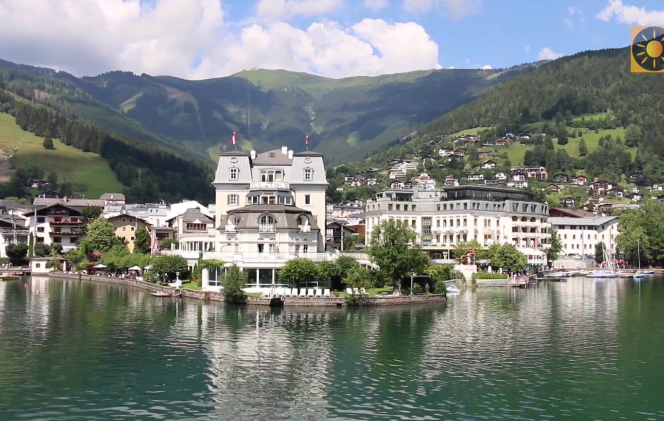 Blick auf Hotels in Zell am See an der Uferpromenade