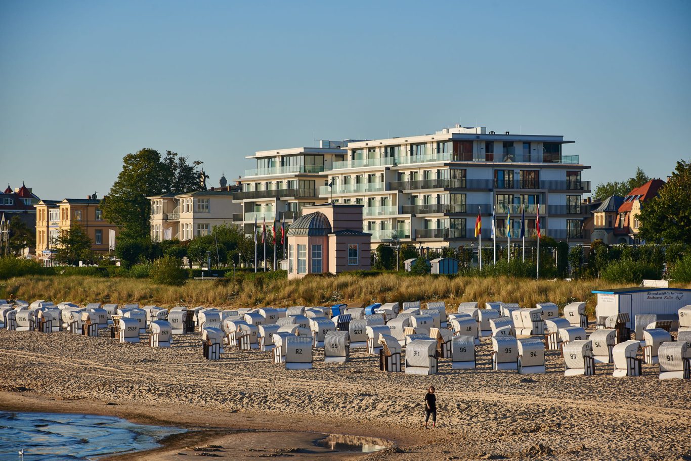 Bansin - Kaiserstrand Beachhotel Strandkörbe vor Hotel in Bansin