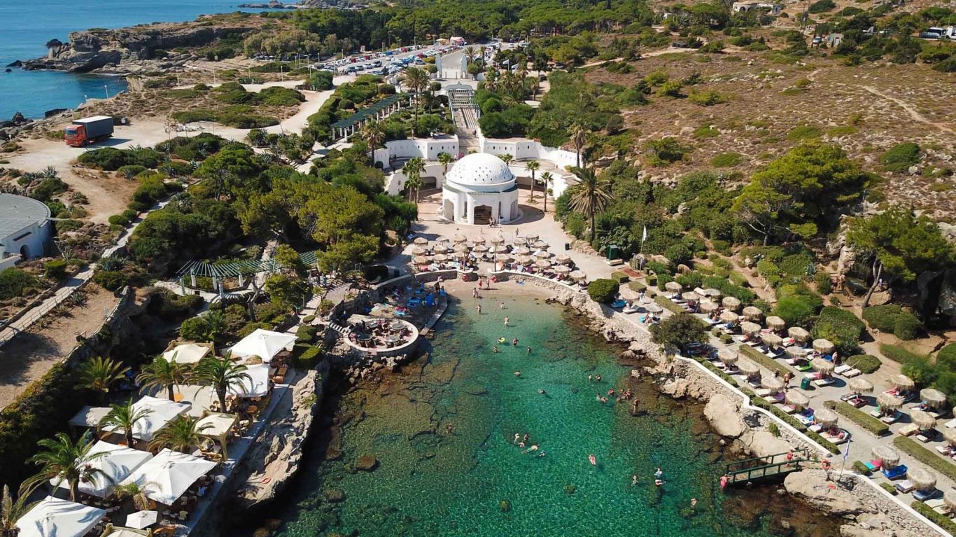 Thermalbad mit grünem Wasser auf Rhodos
