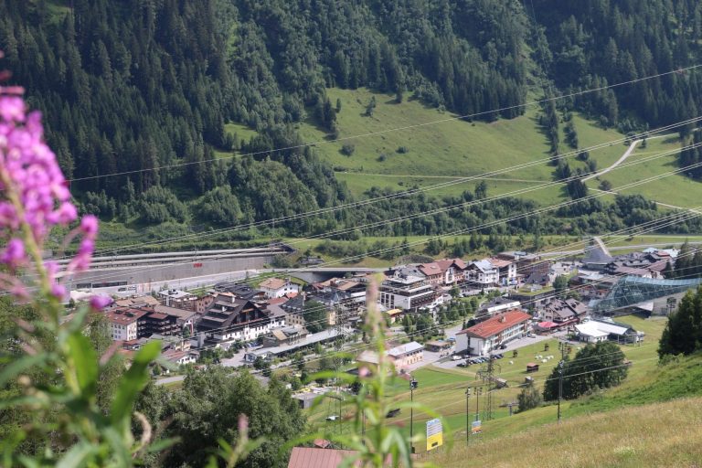 Blick auf das Ortszentrum von Sankt Anton