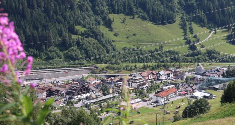 Blick auf das Ortszentrum von Sankt Anton