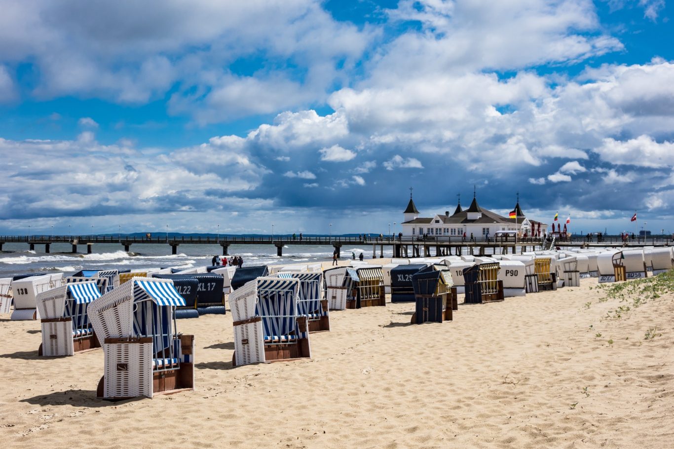Strandkörbe am Strand vor der Seebrücke in Ahlbeck auf Usedom