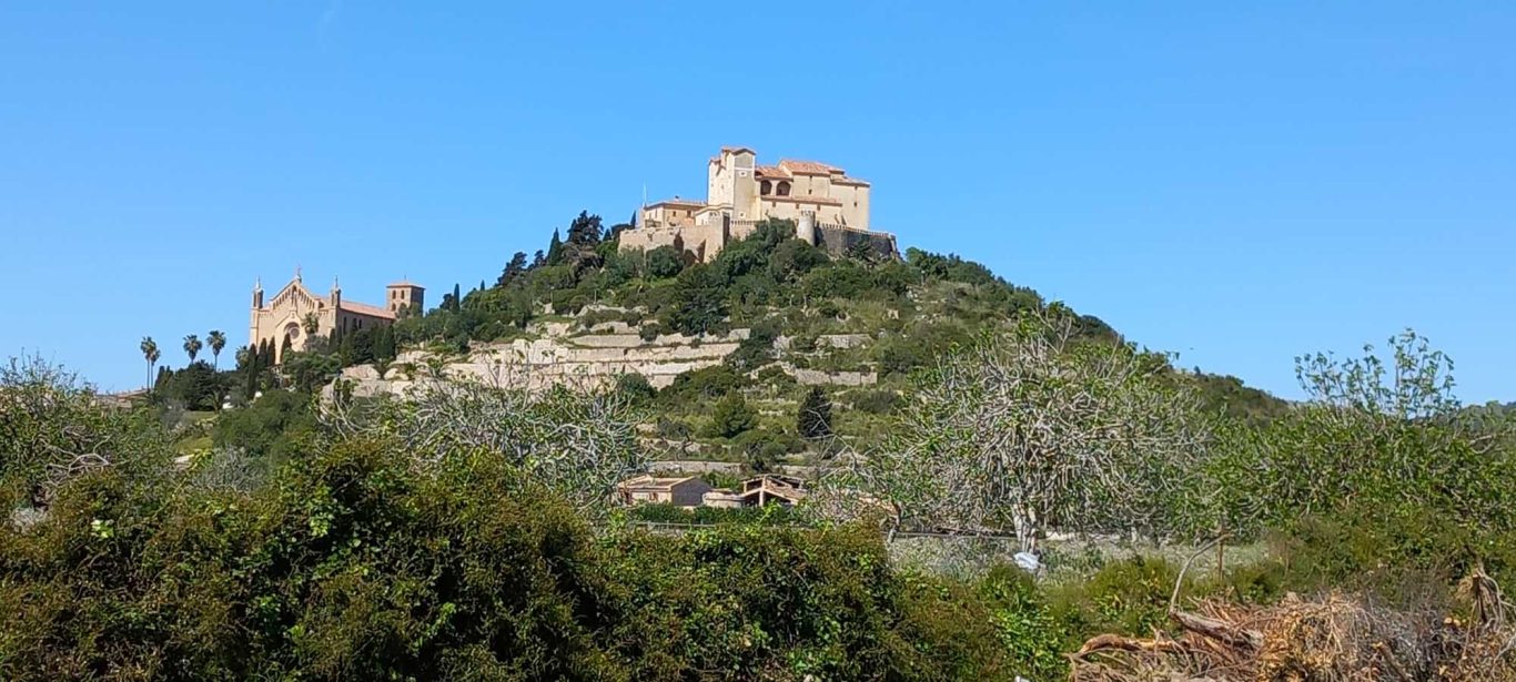 Ausflugsziel Santuari de Sant Salvador in Arta Burg und Kirchwe auf einem Hügel in Arta
