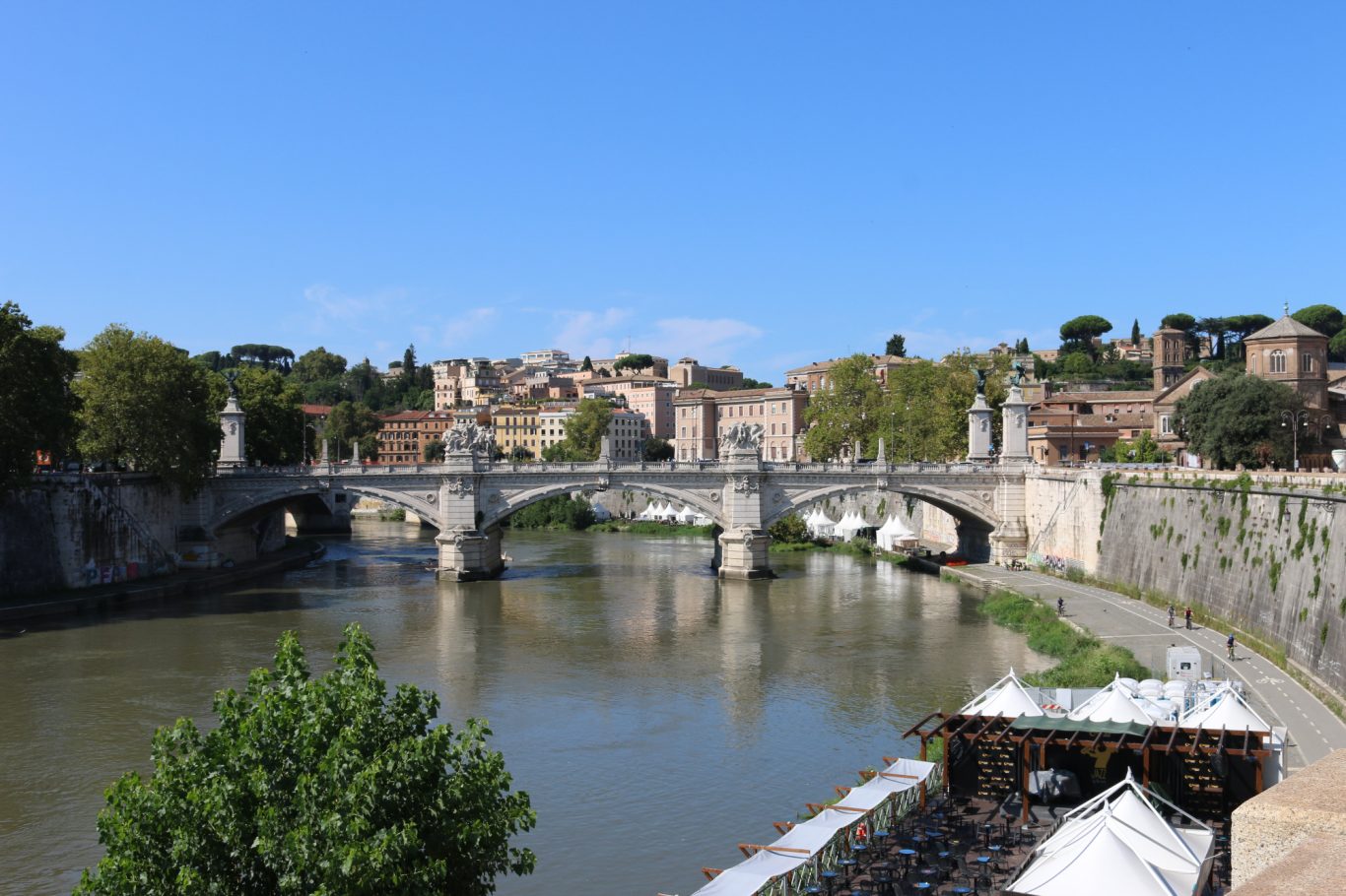 Rom - Tiber mit historischer Brücke Blick über den Fluss Tiber in Rom