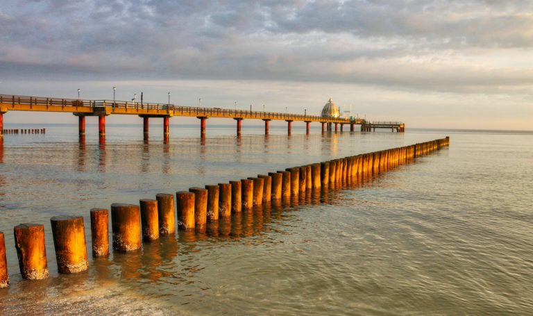 Seebrücke mit Tauchgondel in Zingst im Morgenlicht