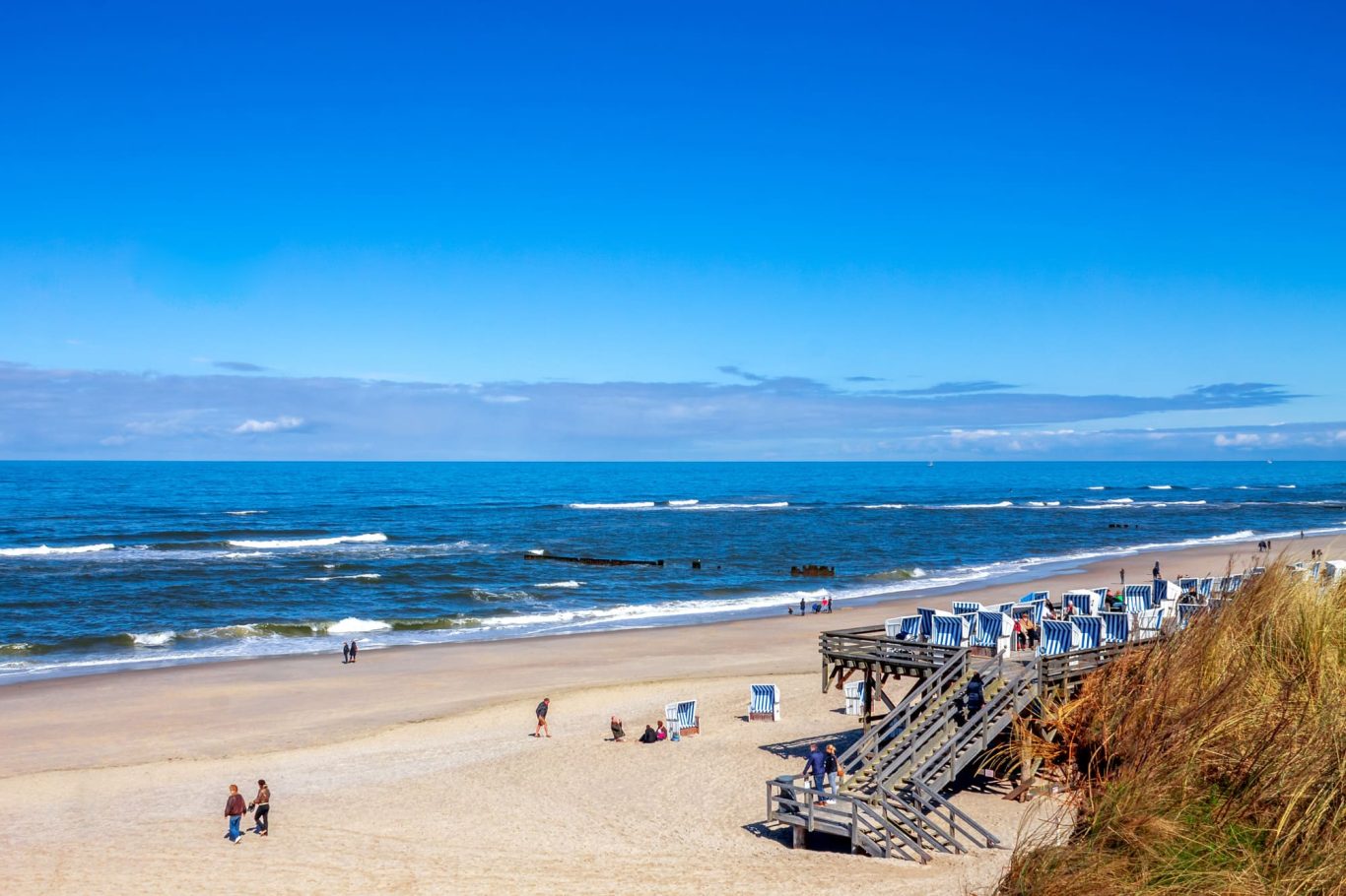 Sylt - Sandstrand in Westerland mit Nordseewellen Holzbrücke am Strand in Westerland