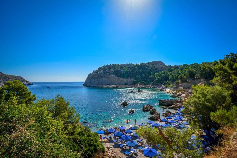 Blick in die Anthony Quinn Bucht auf der Insel Rhodos