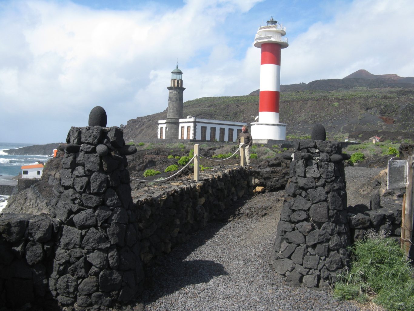 La Palma - Leuchtturm an der Südküste Leuchtturm mit roten und weißen Streifen hinter Mauer aus Lavasteinen auf La Palma