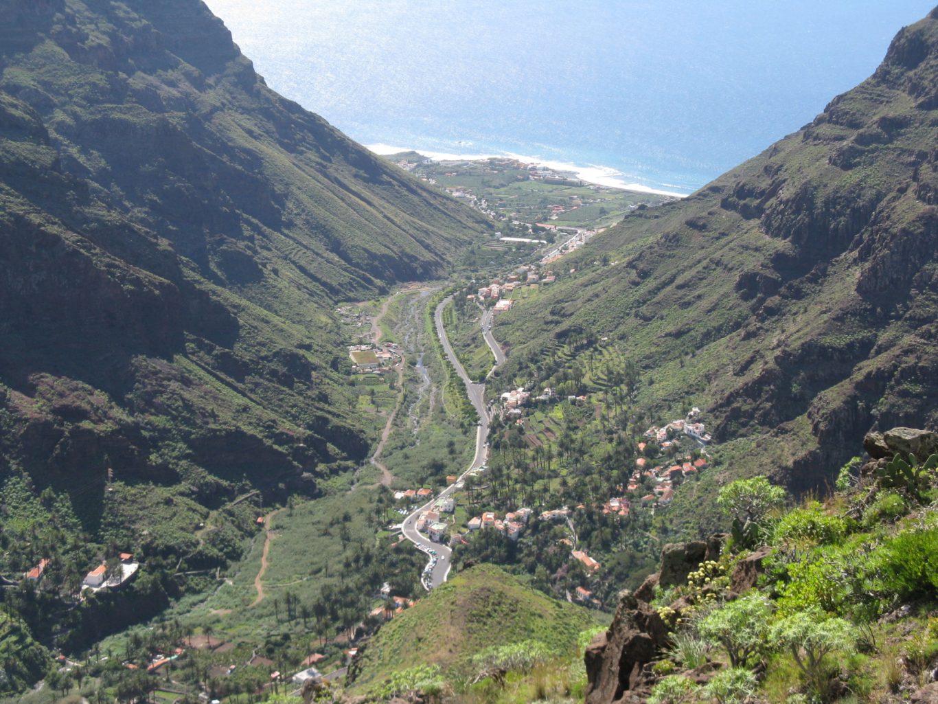 La Gomera - Blick in das Valle Gran Rey Steilwände mit Bergstraße und Blick zum Meer im Valle Gran Rey
