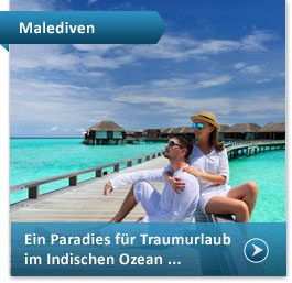 Urlauber am Meer auf den Malediven