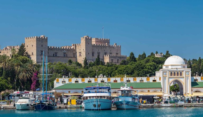 Festungsmauern der Altstadt von Rhodos Stadt mit orientalischem Torbogen