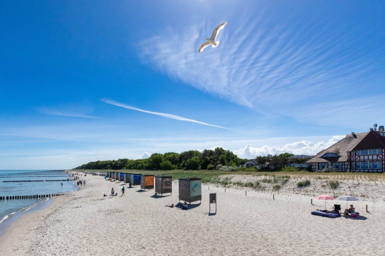 Strand in Zingst mit Kunst und Kurhaus