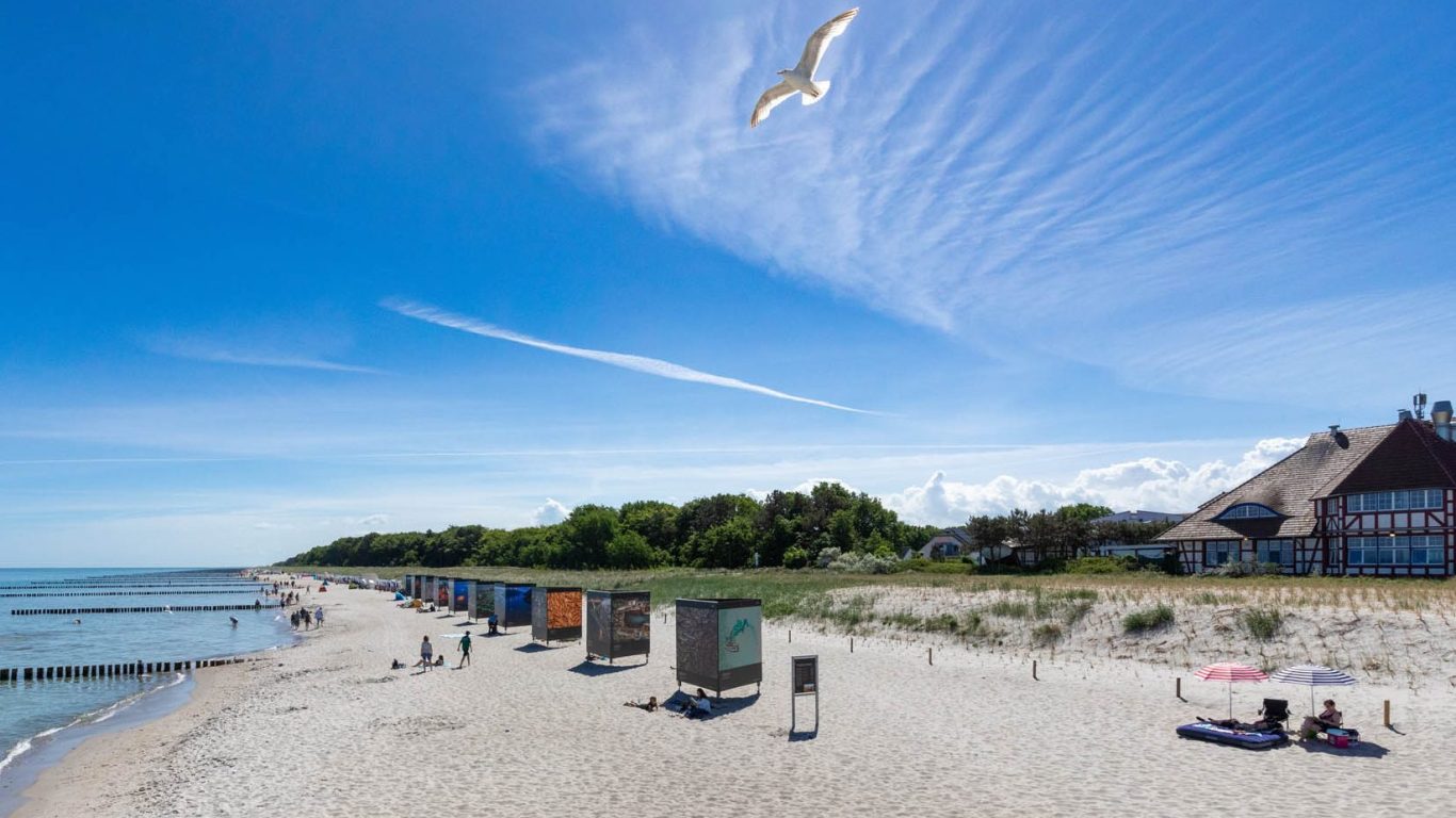 Strand in Zingst mit Kunst und Kurhaus