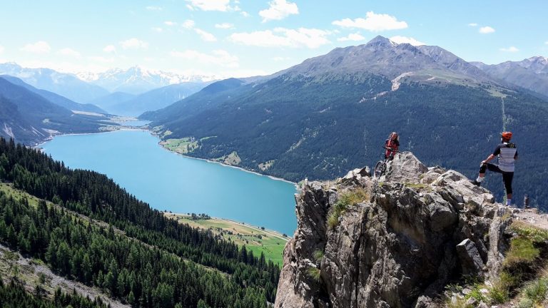 Felsen mit Reschensee im Hintergrund