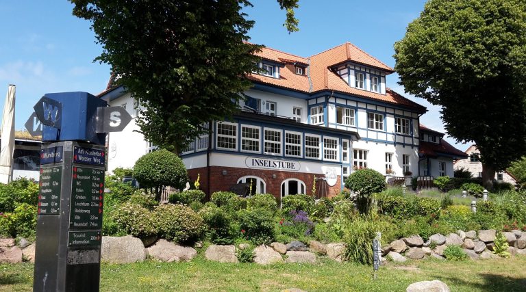 Wegweiser vor Hotel auf Hiddensee