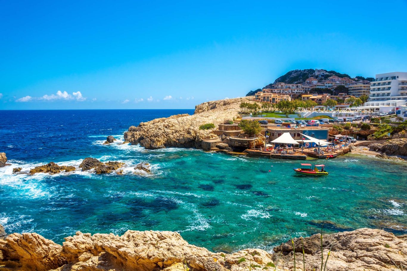 Felsenbucht Cala Lliteras in Cala Rajada Boote in der Felsenbucht mit grünem Wasser Cala Lliteras