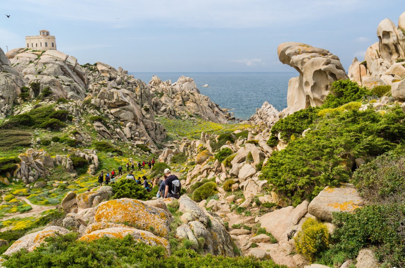 Sardinien - Capo Testa mit Santa Teresa di Gallura Wanderer auf Wanderweg zwischen Felsen am Capo Testa auf Sardinien