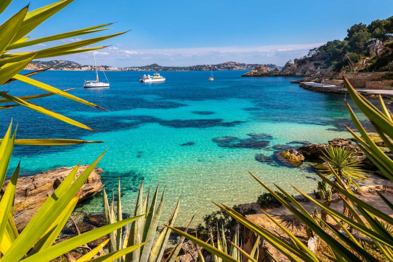 Blick in die Badebucht Cala Fornells mit Segelbooten