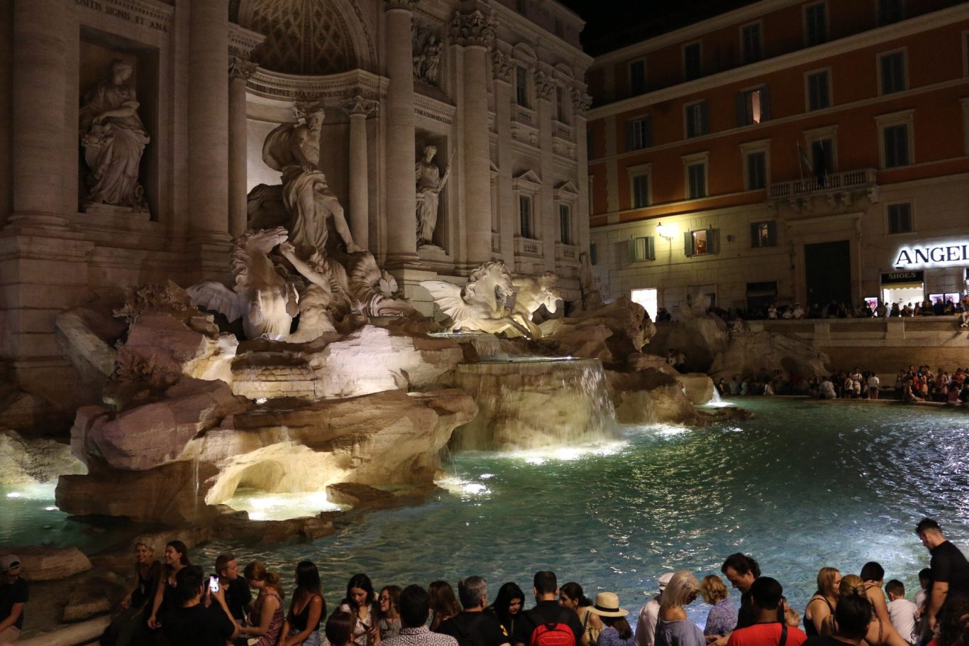 Besucher vor dem Trevibrunnen im Abendlicht