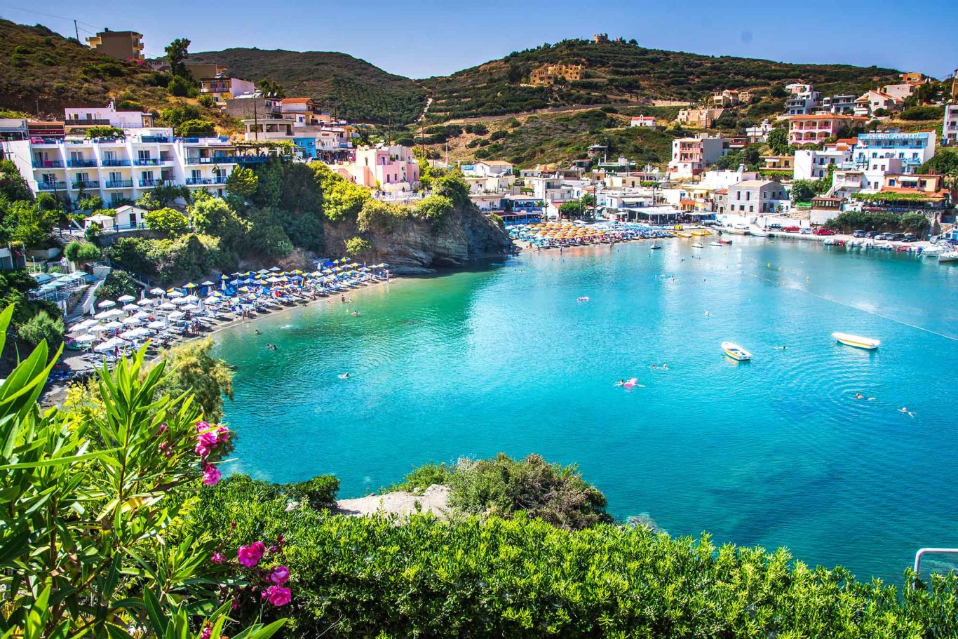 Strand in Bali auf der Insel Kreta Badestrand in Bali und bunte Häuser auf Kreta